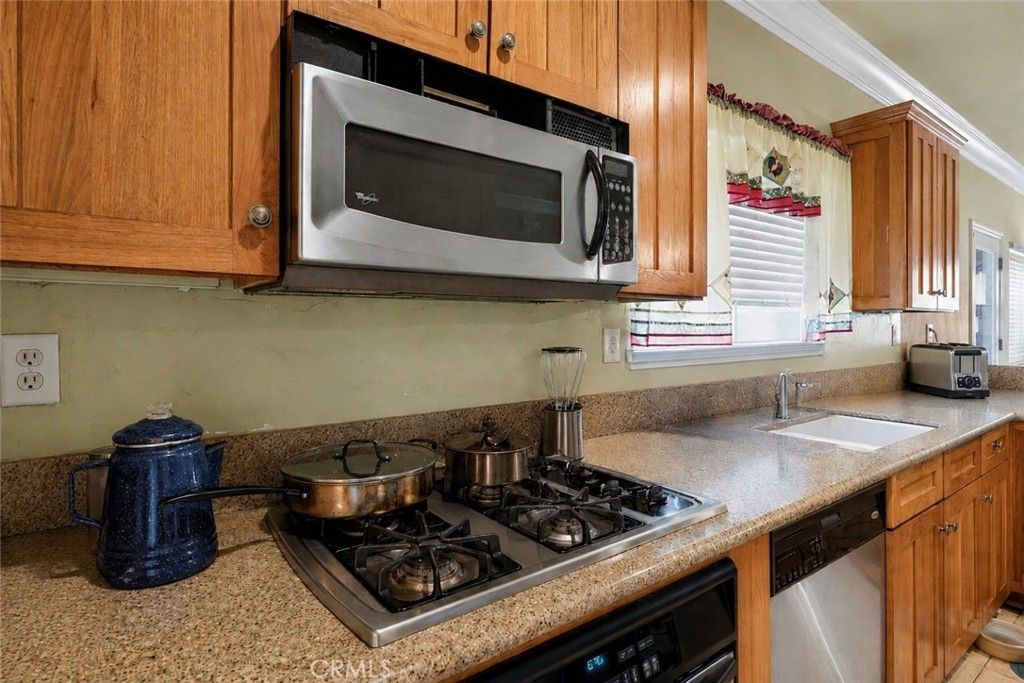 Image 11 of property listing at 82 N Wathen, Sanger, CA 93657