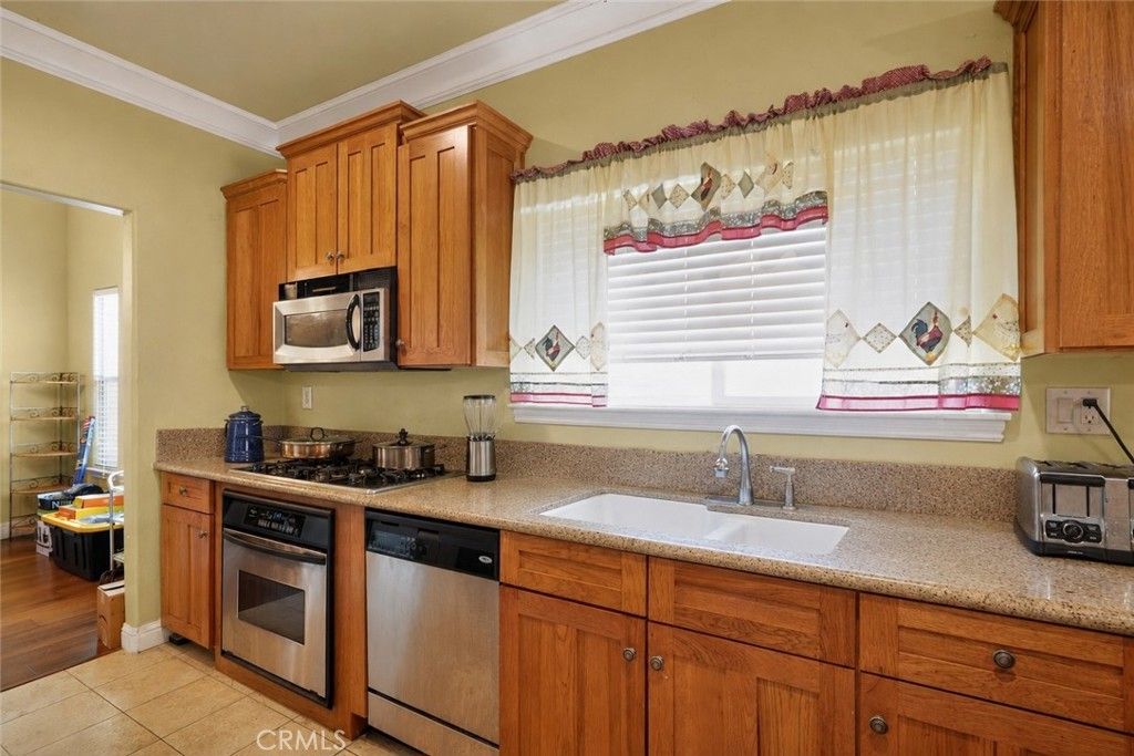 Image 12 of property listing at 82 N Wathen, Sanger, CA 93657