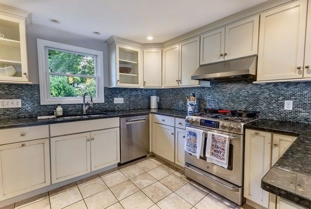 11 Springdale Ave, Wellesley, MA 02462