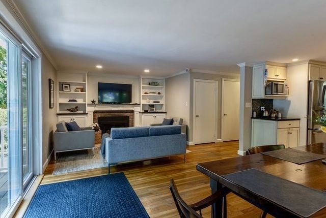 11 Springdale Ave, Wellesley, MA 02462