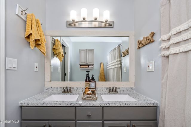 1094 Roberta Road, Rotterdam, NY 12303