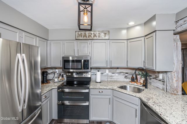 1094 Roberta Road, Rotterdam, NY 12303