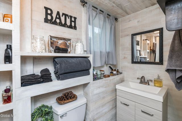 1094 Roberta Road, Rotterdam, NY 12303