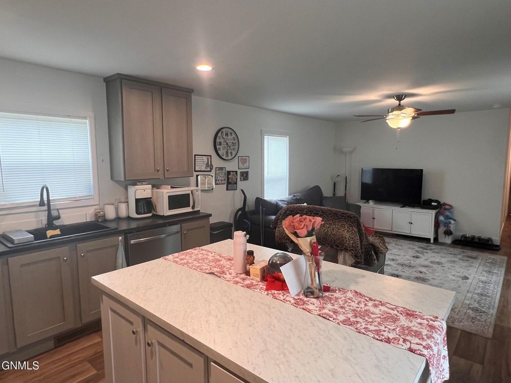 104 Deer Street W, Mandan, ND 58554 photo 4