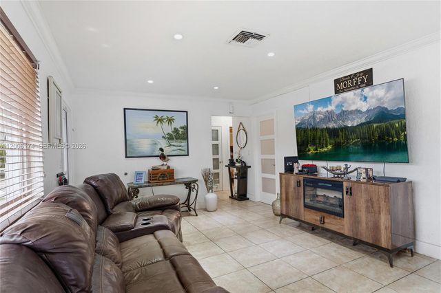 1132 W 71st St, Hialeah, FL 33014