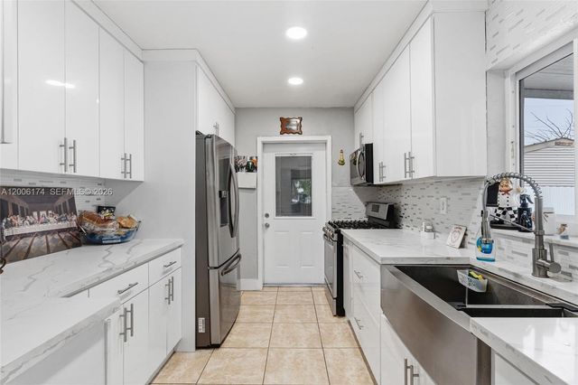 1132 W 71st St, Hialeah, FL 33014