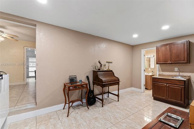 1132 W 71st St, Hialeah, FL 33014