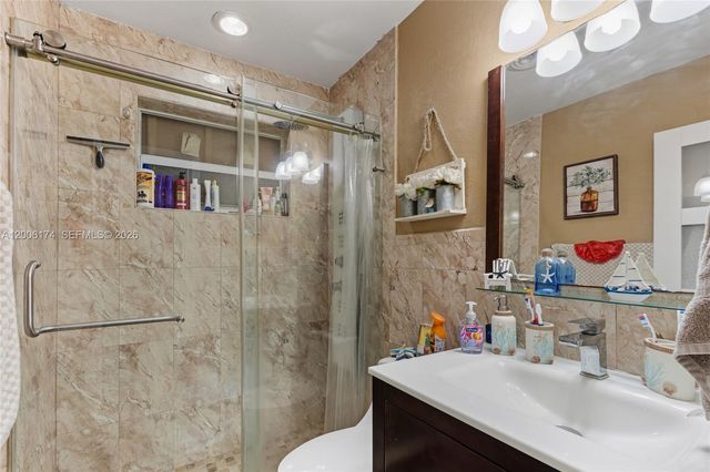 1132 W 71st St, Hialeah, FL 33014