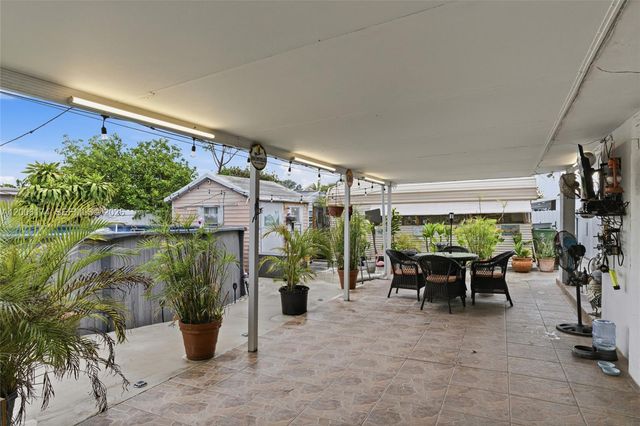 1132 W 71st St, Hialeah, FL 33014