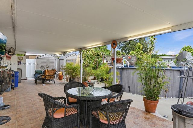 1132 W 71st St, Hialeah, FL 33014