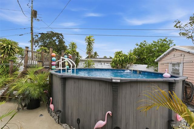 1132 W 71st St, Hialeah, FL 33014