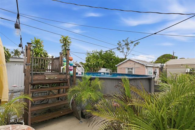 1132 W 71st St, Hialeah, FL 33014