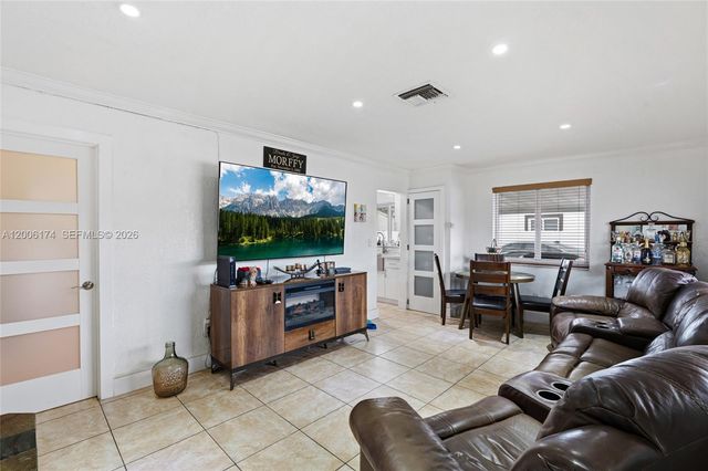 1132 W 71st St, Hialeah, FL 33014