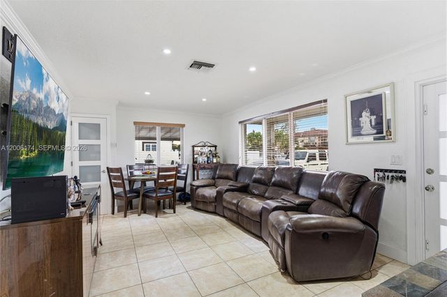 1132 W 71st St, Hialeah, FL 33014