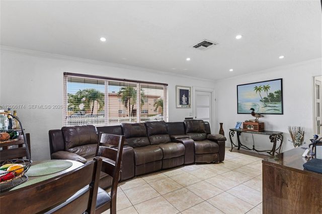 1132 W 71st St, Hialeah, FL 33014