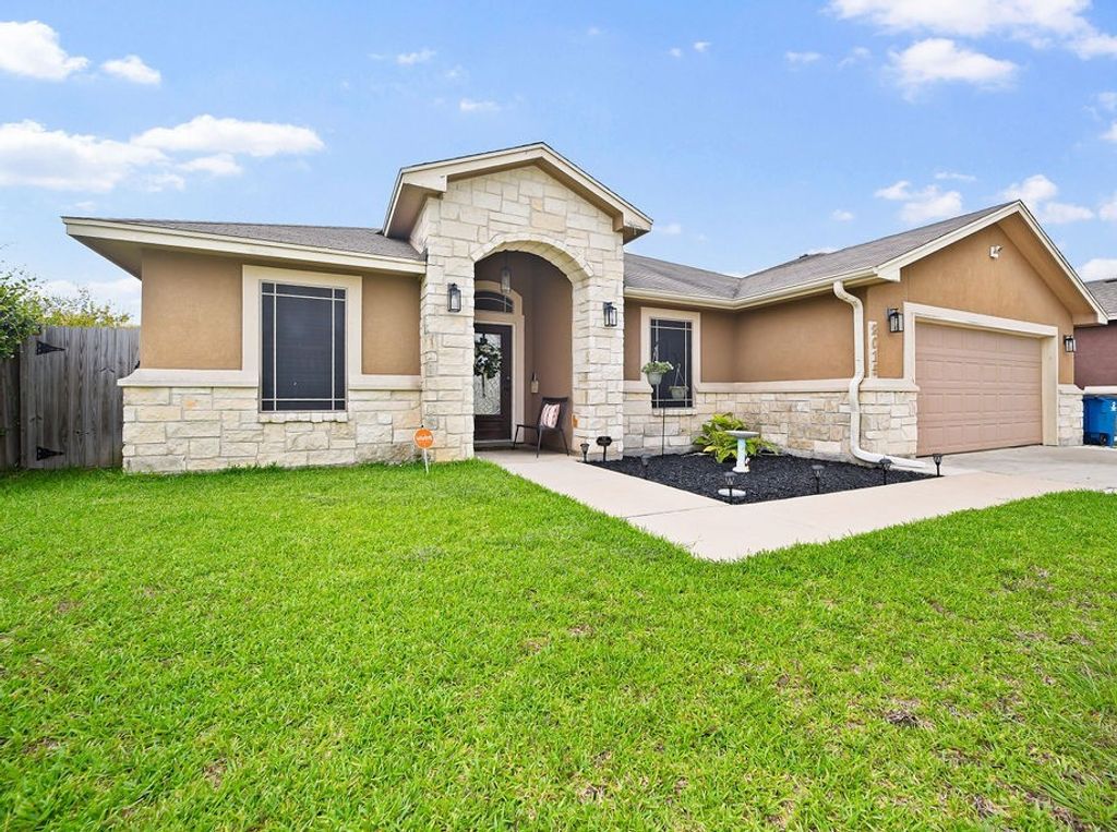 2015 Chesapeake Bay Dr, Portland, TX 78374