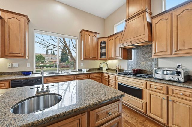 8720 Oakmere Ct, Roseville, CA 95747