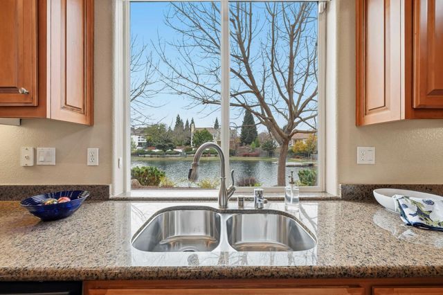 8720 Oakmere Ct, Roseville, CA 95747