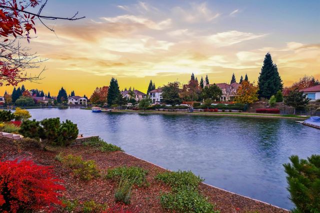 8720 Oakmere Ct, Roseville, CA 95747