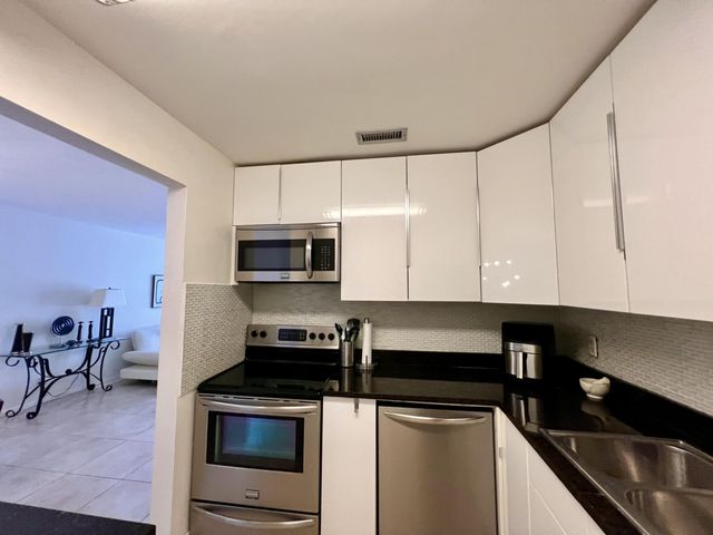 6421 BAY CLUB Drive 3, Fort Lauderdale, FL 33308