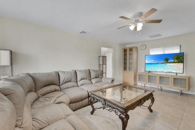 27 Crossings Circle E, Boynton Beach, FL 33435