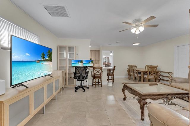 27 Crossings Circle E, Boynton Beach, FL 33435