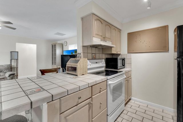 27 Crossings Circle E, Boynton Beach, FL 33435