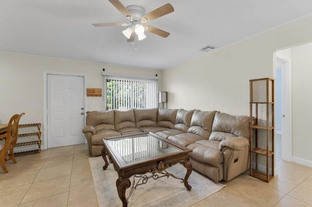 27 Crossings Circle E, Boynton Beach, FL 33435