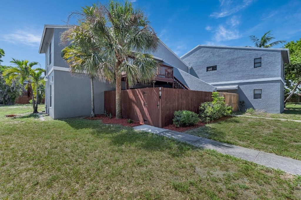 27 Crossings Circle E, Boynton Beach, FL 33435