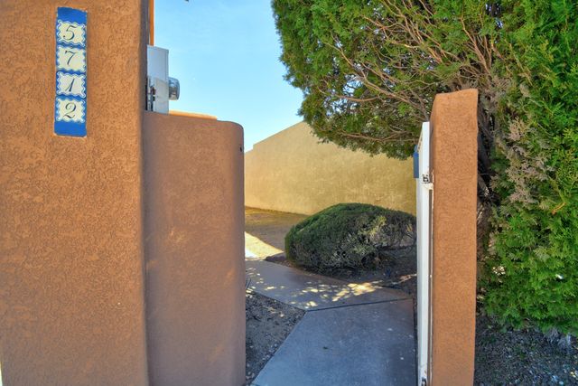5712 Jessica Court NW, Albuquerque, NM 87120