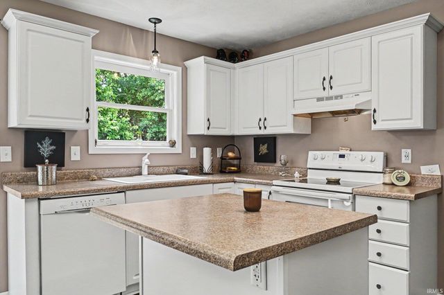 51141 Sussex Point Drive, Granger, IN 46530