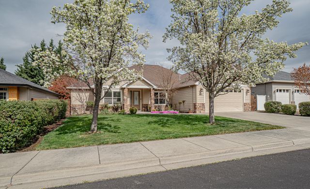 995 Pumpkin Ridge Drive, Eagle Point, OR 97524