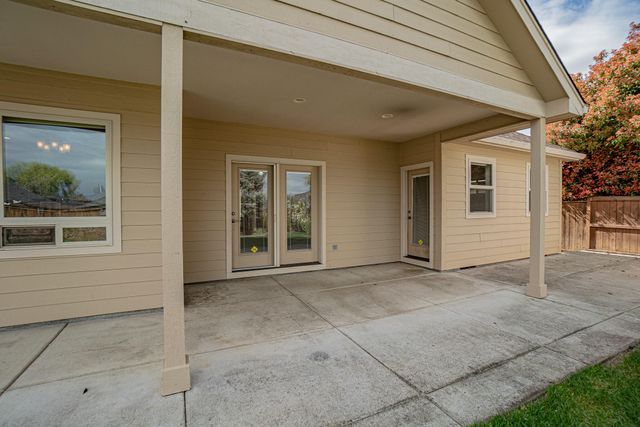 995 Pumpkin Ridge Drive, Eagle Point, OR 97524