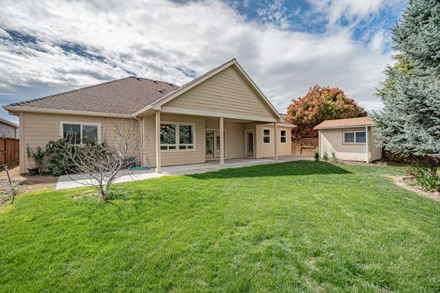 995 Pumpkin Ridge Drive, Eagle Point, OR 97524