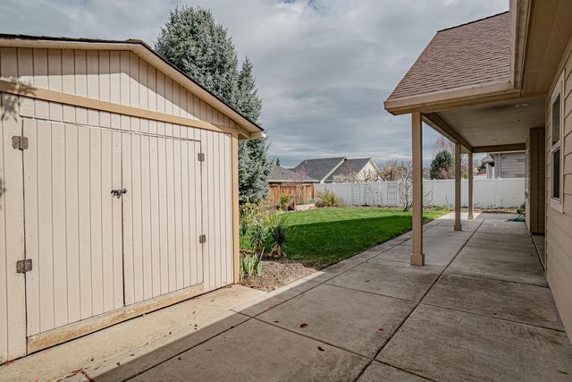 995 Pumpkin Ridge Drive, Eagle Point, OR 97524