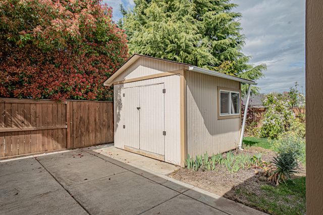 995 Pumpkin Ridge Drive, Eagle Point, OR 97524