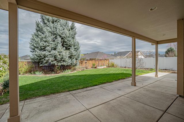 995 Pumpkin Ridge Drive, Eagle Point, OR 97524