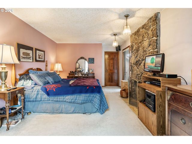 11895 Se KNEE Ct, Happy Valley, OR 97086