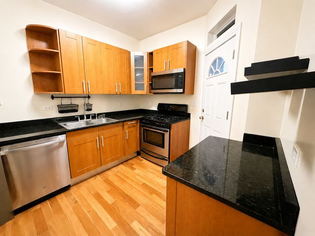 1647 W Sherwin Avenue 1, Chicago, IL 60626