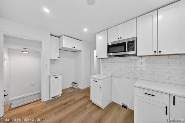 594 E Mansfield Avenue, Pontiac, MI 48340