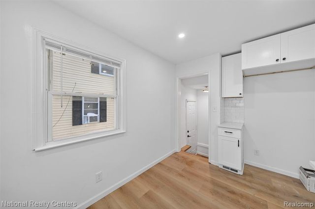 594 E Mansfield Avenue, Pontiac, MI 48340