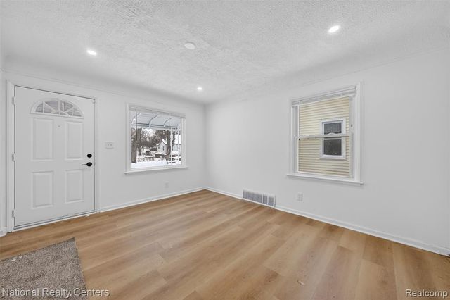 594 E Mansfield Avenue, Pontiac, MI 48340