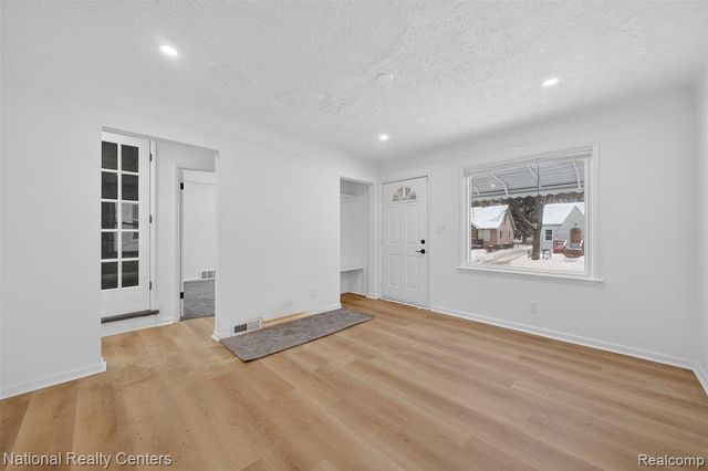 594 E Mansfield Avenue, Pontiac, MI 48340