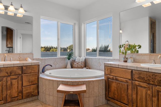 6539 E Peltier Rd, Acampo, CA 95220