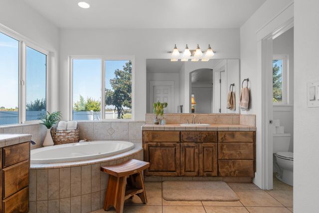 6539 E Peltier Rd, Acampo, CA 95220