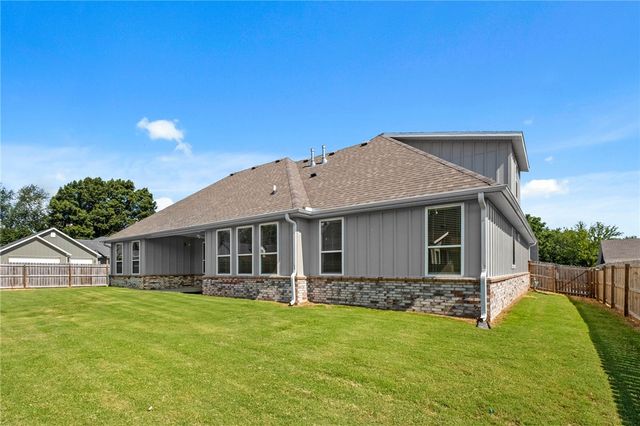 823 Mueller Way, Prairie Grove, AR 72753