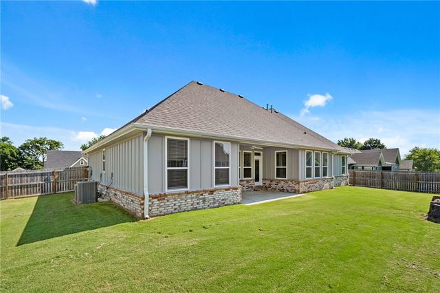 823 Mueller Way, Prairie Grove, AR 72753