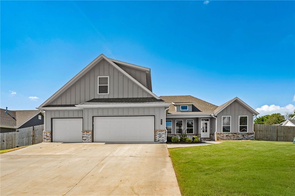 823 Mueller Way, Prairie Grove, AR 72753