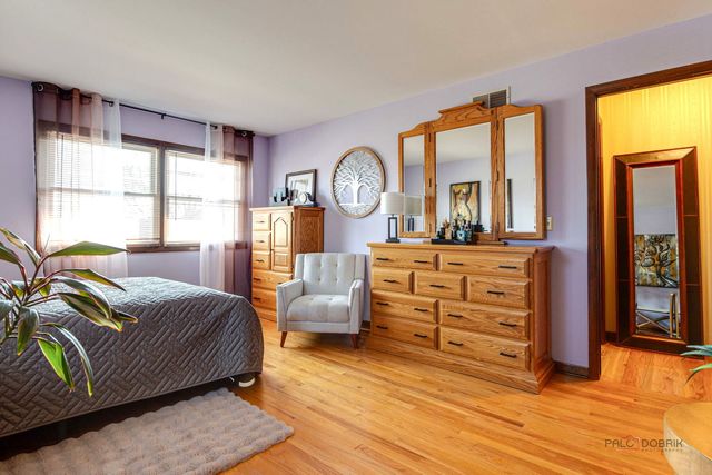 2042 S Goebbert Road, Arlington Heights, IL 60005