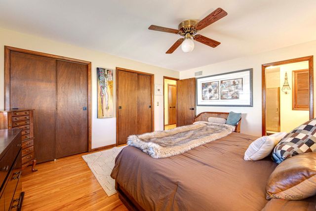 2042 S Goebbert Road, Arlington Heights, IL 60005